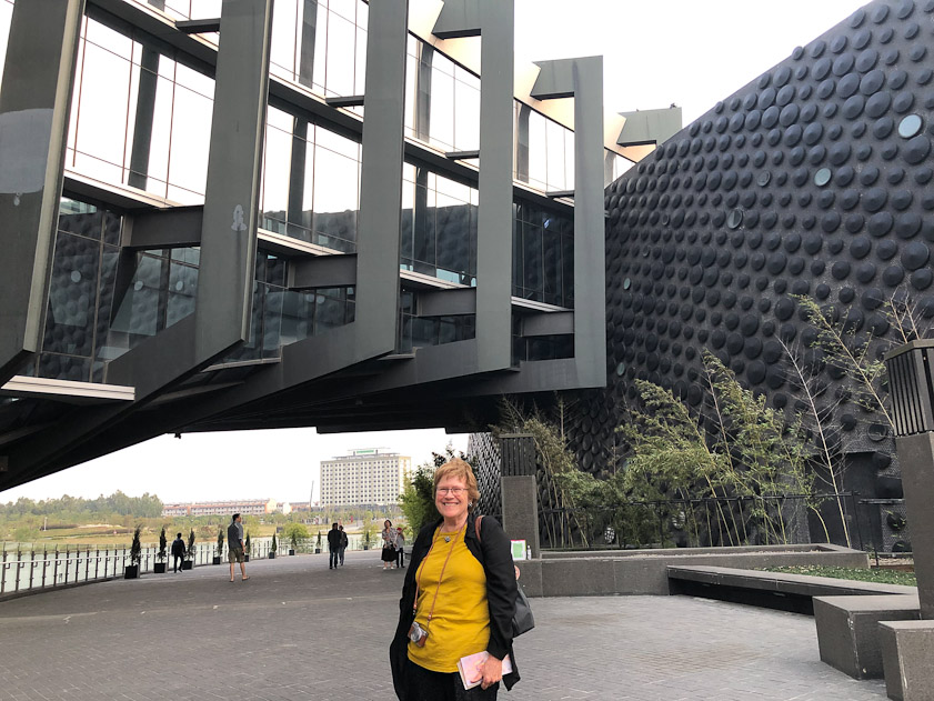 Mariana under the crossing of the two buildings.