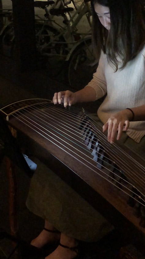 After a string is plucked on the left its pitch can be warbled by pressing the part of the string on the other side of the bridge.