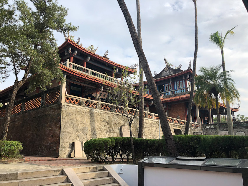 Wencjhang Pavilion on the left, Haishen temple on the right.