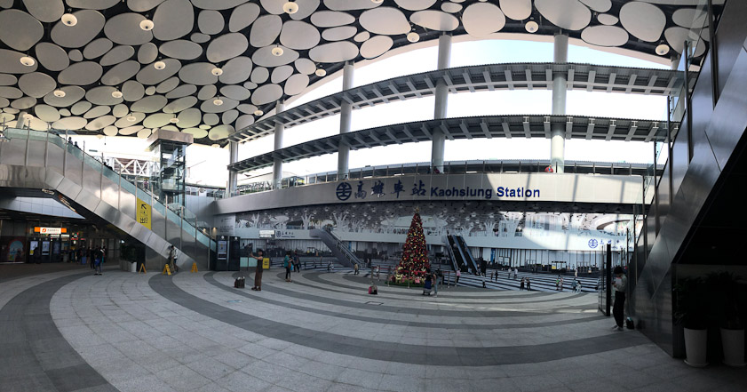The new Kaohsiung train station puts Tainan's station to shame.