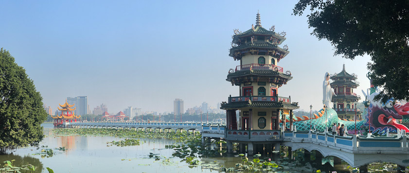 The next temple to the south, Spring and Autumn temle (Chi MIng Tang Temple) has an even longer pier, with large figures on the shore between two towers.