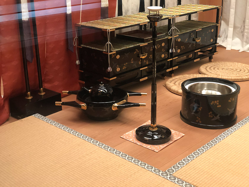 I guess the thing at left center is for carrying hot coals into this aristocratic living roomand the cylider with the shiny metal lining is wehre the coals are placed, to heat the room.