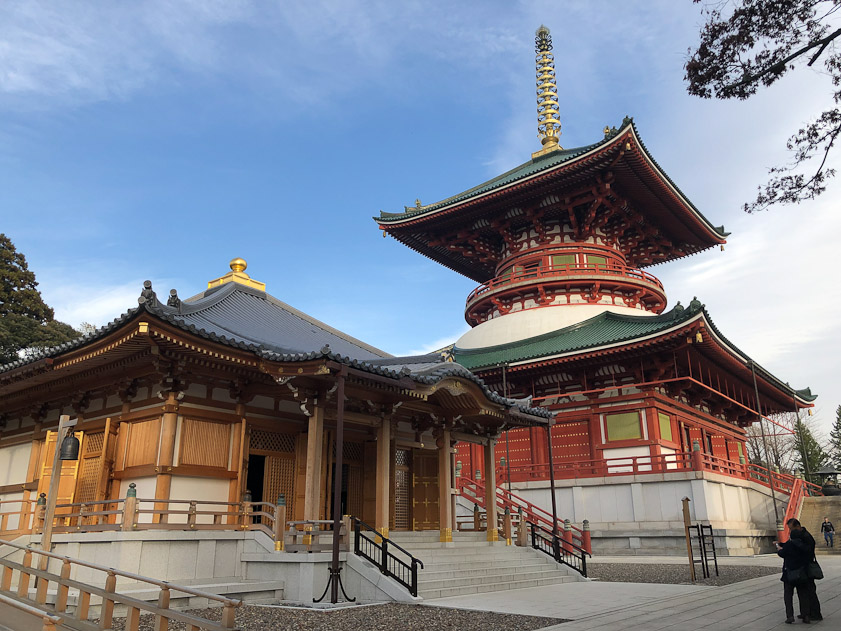 The building on the left is Naritasan Iou-den, built 2018. The Greatw Pagoda of Peace was built in 1984.