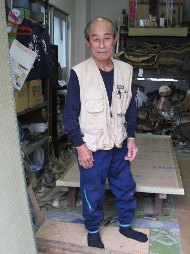 Wallking in Asakusa we came across this artisan making tatami mats.