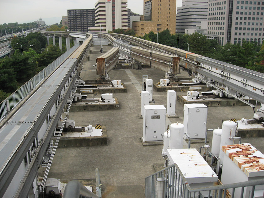This is a switching system that interconnects the three lines running to the distance. In this configuration, the middle line stops here; but moveable sections of track allow it to be connected to either the right or the left track.