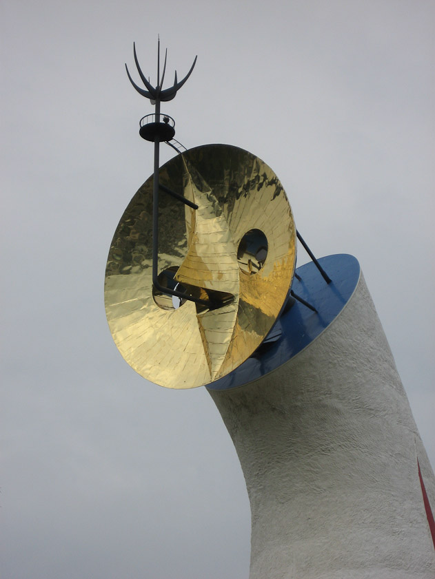 I was sure the bird's face functioned as a solar furnace, heating up the black pole; but there is no mention of that in the Wikipedia article.