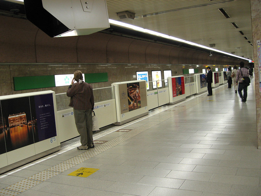 This underground line had gates to prevent falling on the tracks. Also, people know where the doors will open.