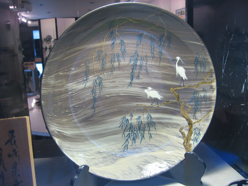 This dish in the window of the gallery illustrates in its background the utsutsukawa technique.