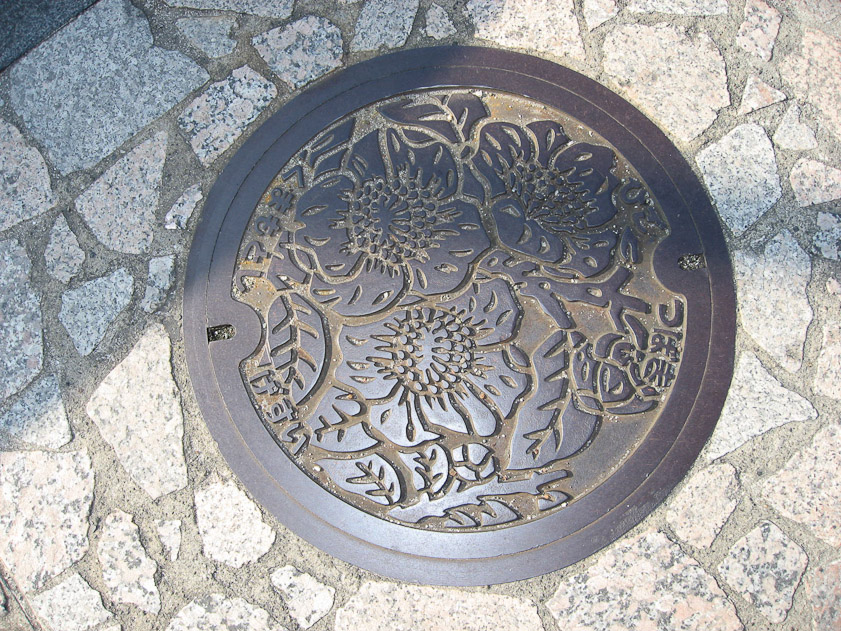 Manhole cover in Kumamoto, verson 2.
