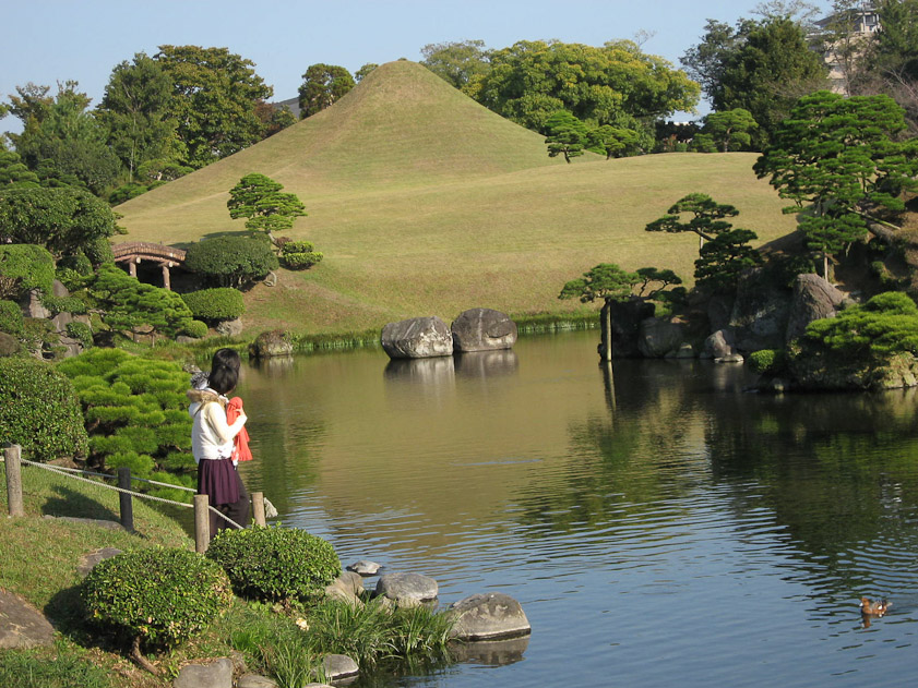 The Suijenzi Jojuen Garden is a reduced scale model of 53 stations of the Tokaido Road to Tokyo.