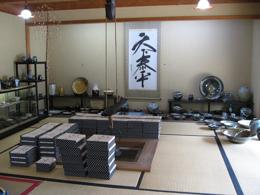 We took a taxi from the Shirohei Kiln to the Sueyasu Kiln, but that didn't look promising, so we walked up the road and found the Fumotogama kiln shop.