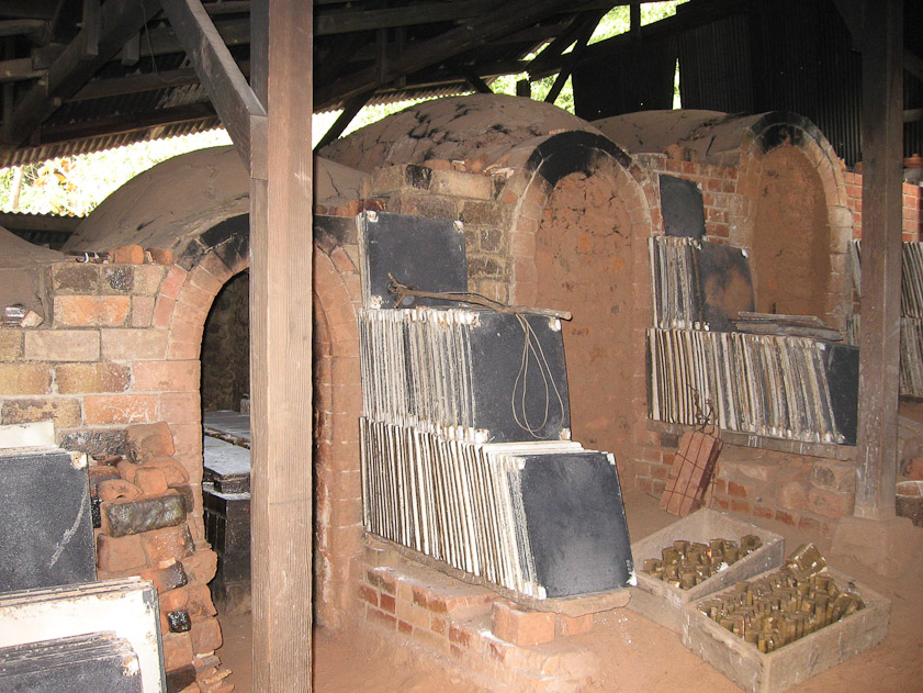 Fumotogama is a climbing kiln. These are shelves to support work during firing.