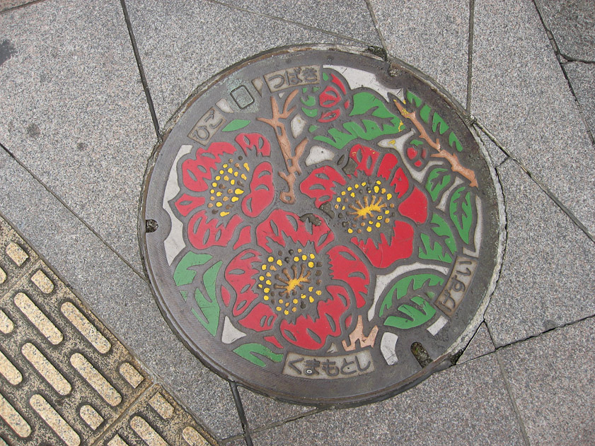 Painted manhole cover in Kumamoto.