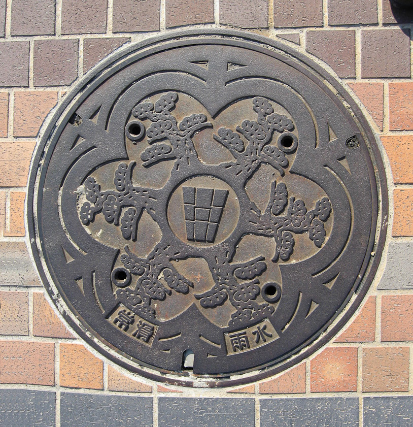 Manhole cover in Tokoname.