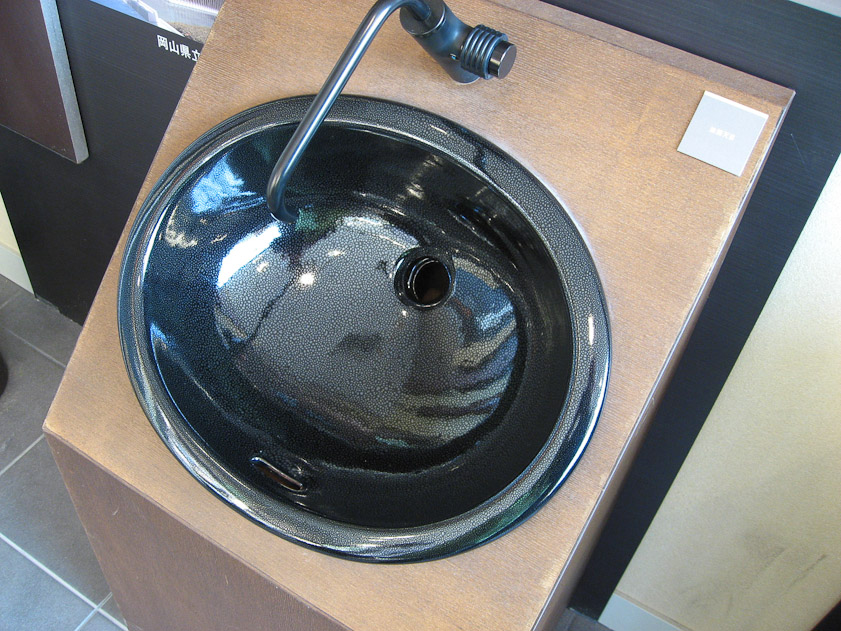 Oil drop tenmoku glaze is very special in craft ceramics, and Inax has come up with a commercial version for this sink.