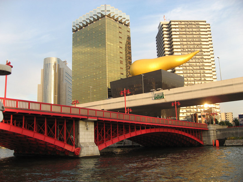 We took a ride on the Sumida River. That's the Azuma Bridge, first built in 1774 and replaced in 1931.