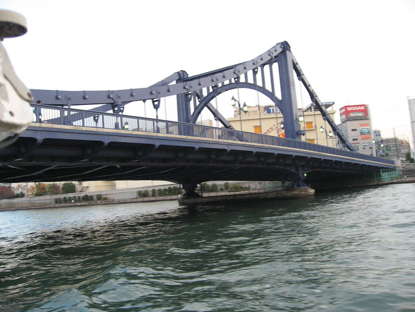 Kiyosu Bridge, built in 1928, is an old design. Instead of cables it has chains made of several layers of steell. It's similar to the Chain Bridge in Budapest and ATower Bridge in London.