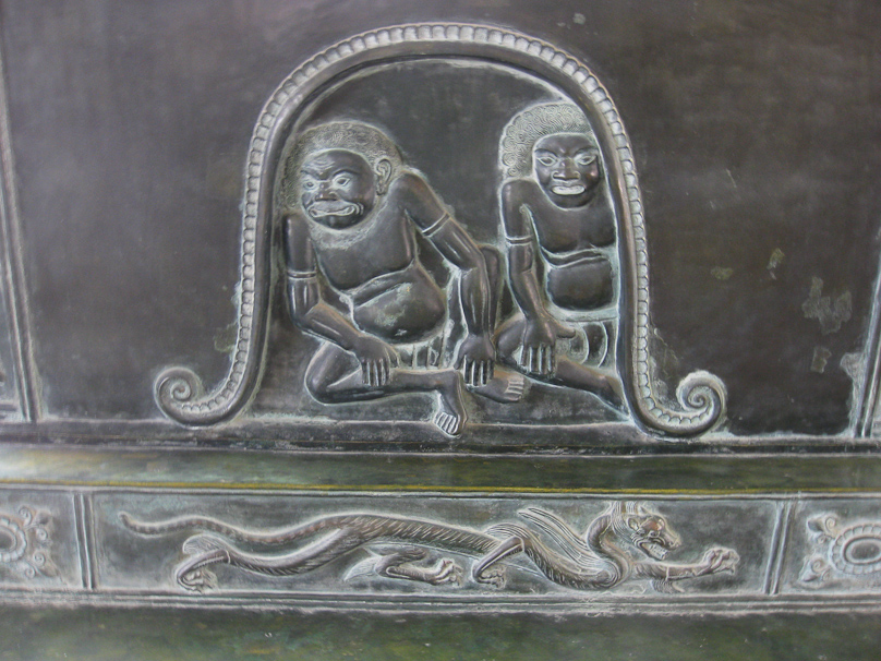 Figures on the pedestal of Yakushiji Nyorai are similar to those seen on Hindu temples in India.