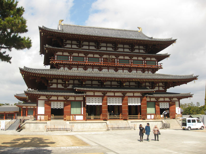 The Kondo (Main Hall) at Yakushiji was built in 1976, replacing one from 1600, with donations from members of the Hosso Sect, the oldest Buddhist sect in Japan.