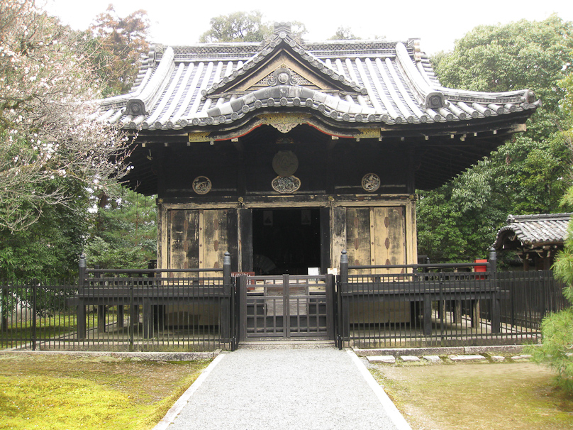 ED joined MTD on the tourist trail again in the afternoon of 7 March, to visit Konchi-in. This is Toshi-gu shrine at Konchi-in, to 