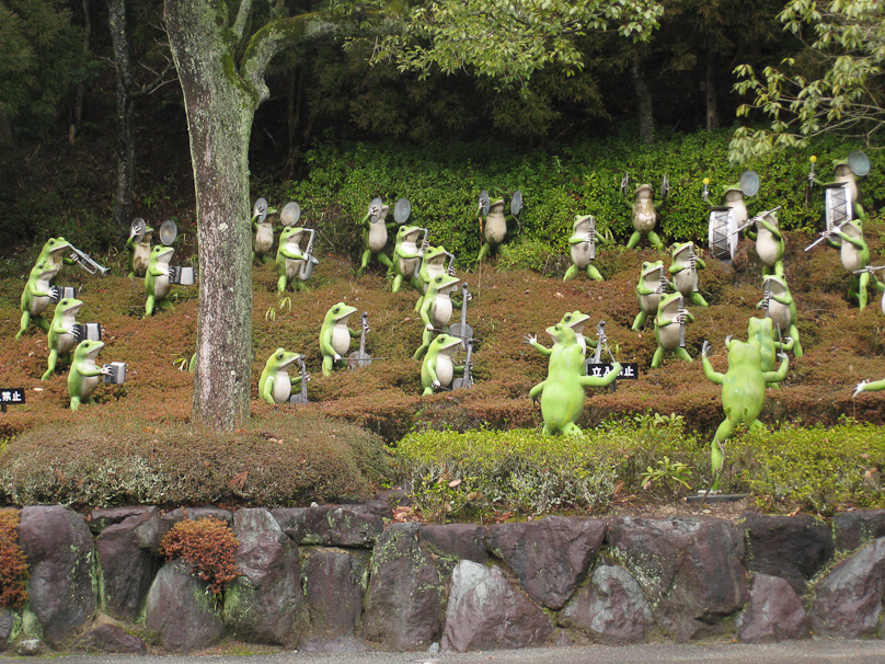 We came back a couple of days later to visit the museum. Facing the side of the museum is a huge orchestra of frogs. The instruments include banjos, guitars, cellos, accordions, saxophones, and other instruments.