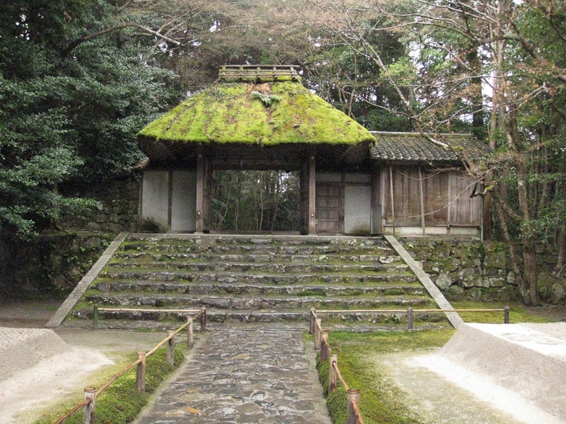 Honen-in temple is a short distance from Gingakuji along the Philosopher's Walk.