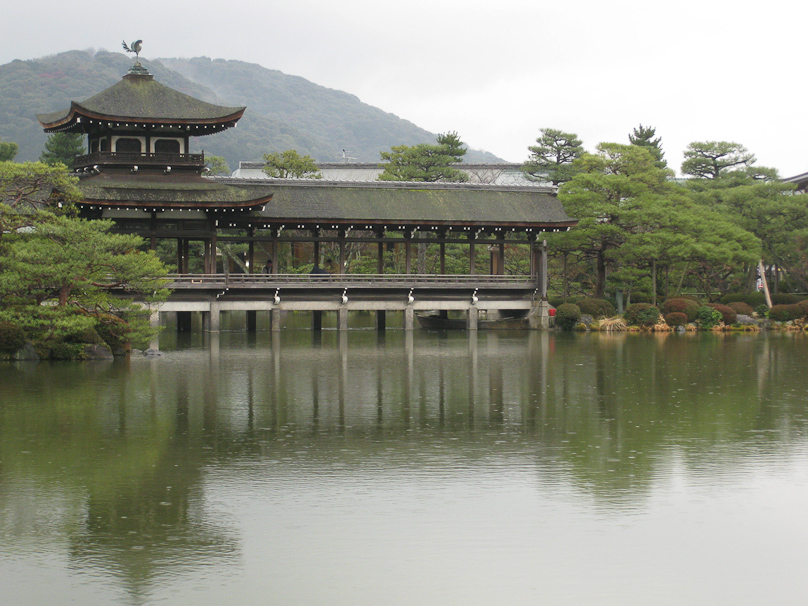 Mariana came back to have lunch with Ed, then visited the Heian Shrine, next door to our ryokan.