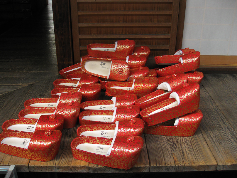 There was some meeting or event going on at Chishaku-in when Mariana visited, and the attendees left their shoes outside.