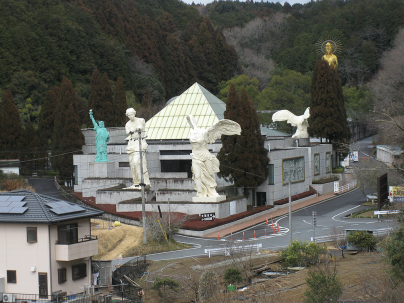 Wow! What was that? We got this view of the Louvre Sculpture Museum as our train was pulling out of Sakakibara-Onsenguchi en route to Ueno.