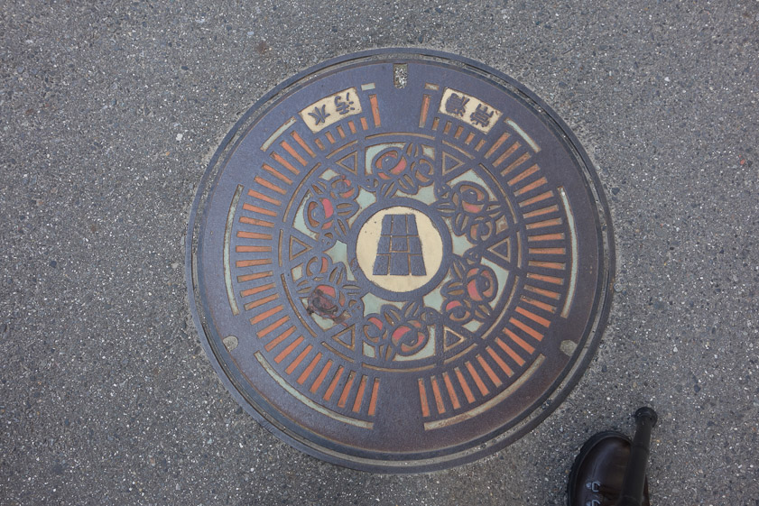 Manhole cover in Tokoname on 16 May 2013.