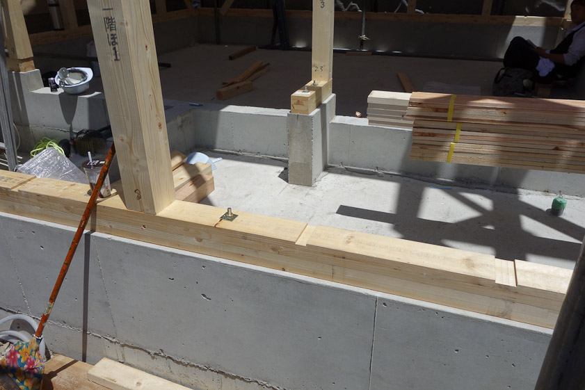 Note the shallw mortices cut in the sill beam.