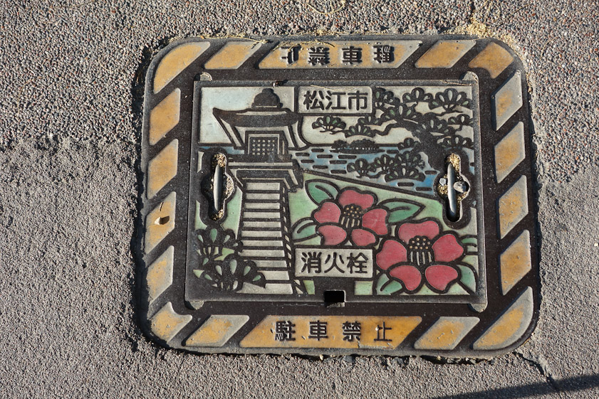 Manhole cover in Matsue on 24 May 2013.