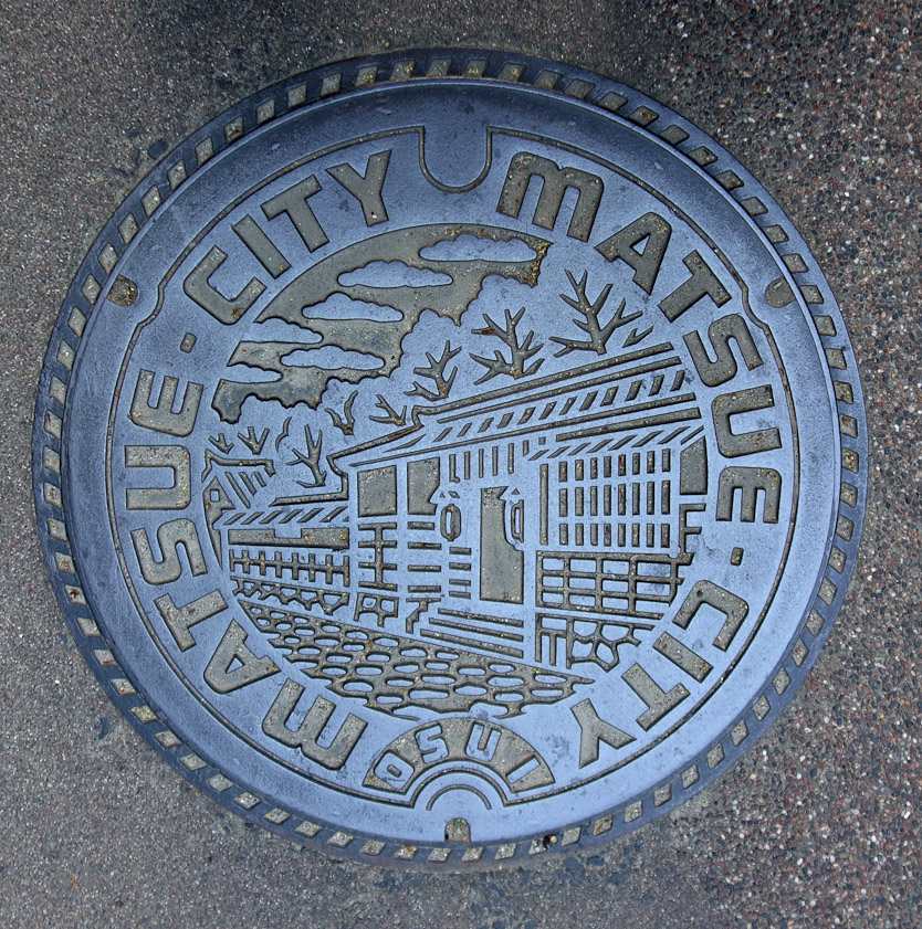 Manhole cover in Matsue on 24 May 2013.