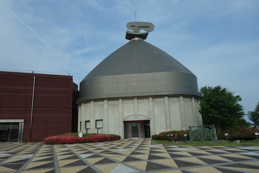 The tatara furnace was protected during the long process of pre-firng and firing by a dome such as this.