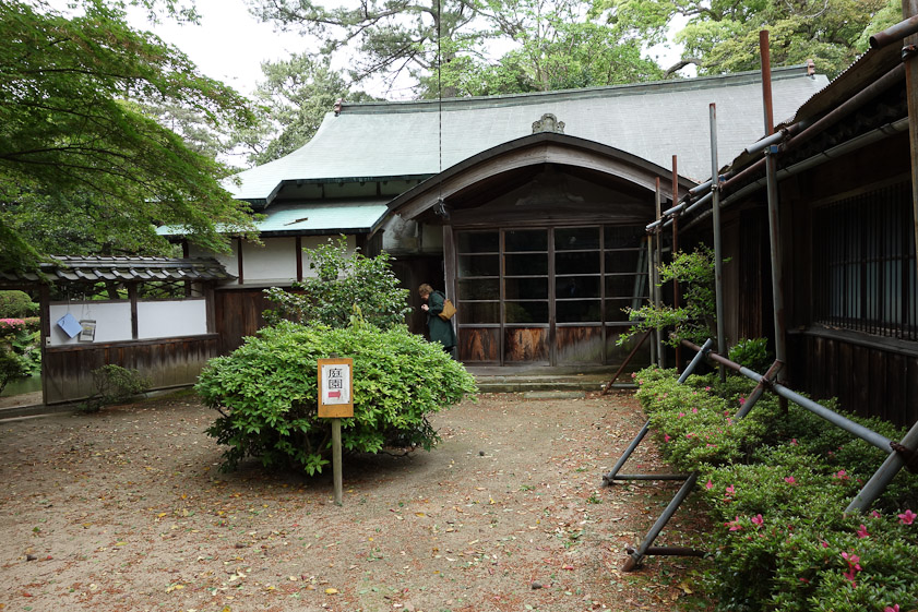 The Shibata Family Garden in Tsuruga is not a popular tourist sight. The buildings are not in good repair, held up in part by metal scaffolding.