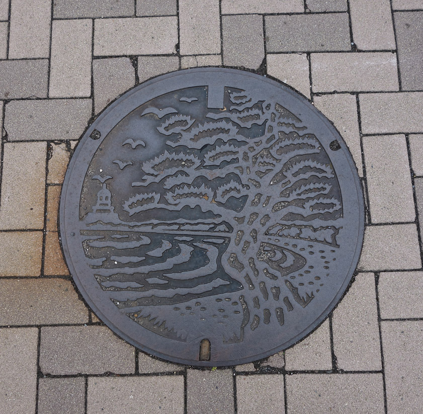 Manhole cover in Tsuruga on 29 May 2013. There is a large pine grove along the shore here (Kehi PIne Grove).