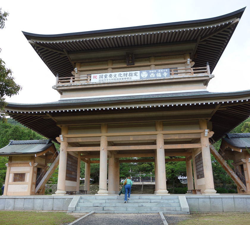 The huge gate at the entrance to Saifukuji Temple in Tsuruga. It appears to have completed restoration.