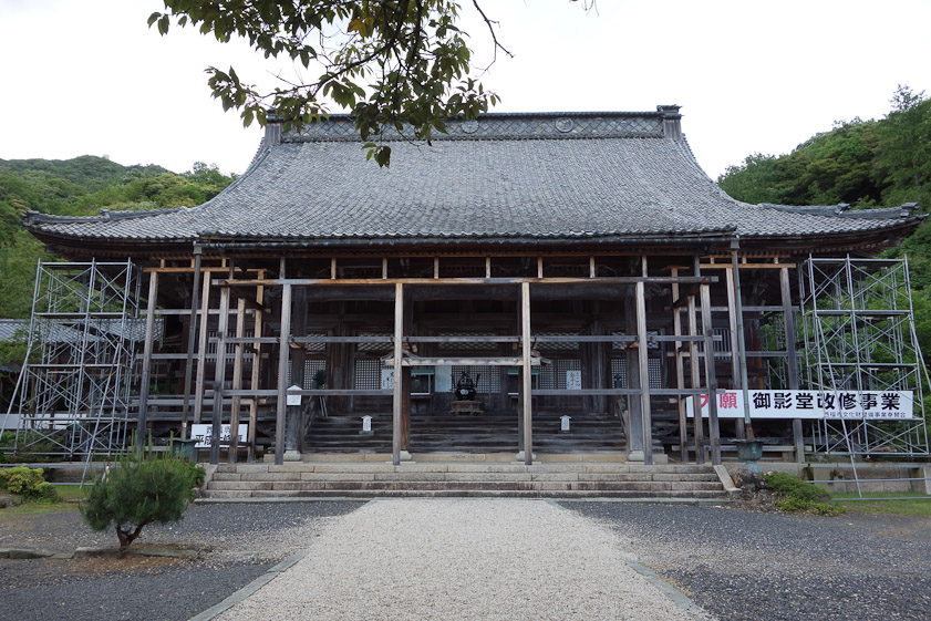 The main hall of Saifuku-ji Temple in Tsuruga is undergoing restoration. It looked like the project was stalled.