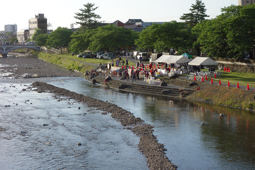 The floating of lanterns on the Asanogawa River is one of the events of the Hyakumangoku Matsuri Festival in Kanazawa. This is the launching site of the lanterns.