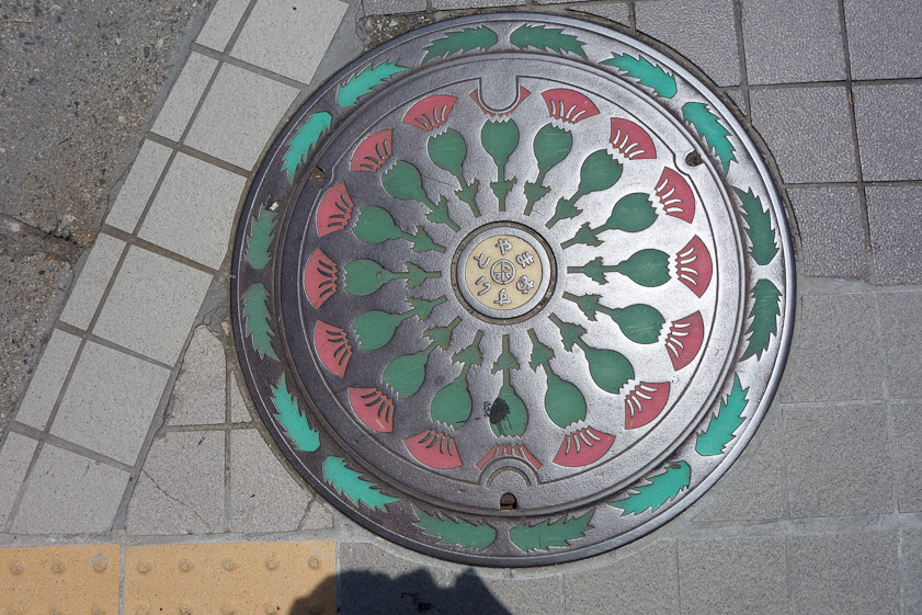 Manhole cover in Toyama on 5 June 2013. The hiragana in the middle spell out TOYAMA OSUI (Toyama Sewer).