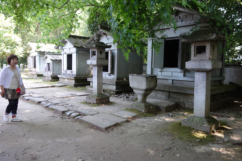 Behind the lecture hall were these little shrines for the souls of Oda Nobunaga and other military leaders of the 16c.