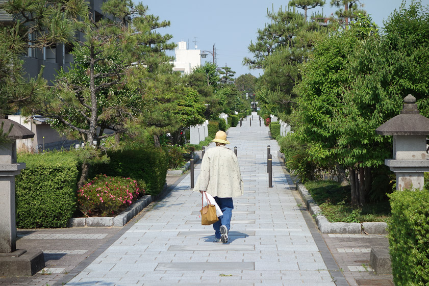 This avenue leading to the tomb of the daimyo who built Zuiryu-ji, Toshinaga Maeda, is an extension of the axis on which the temple is laid out.