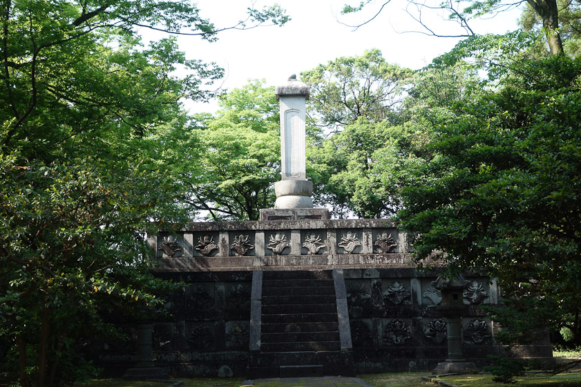 The tomb of Toshinaga Maeda is simple.