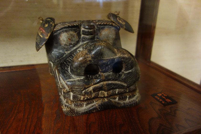 A dog's head at the Mingeikan. As well as having to leave your shoes at the front door, the Mingeikan is inconvient in not providing any English captioning.