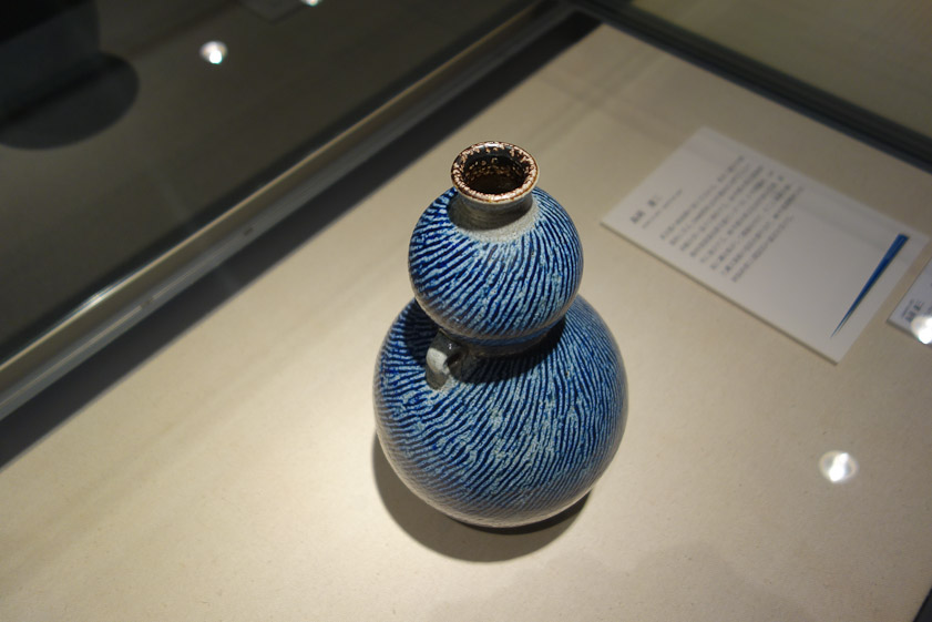 The Museum also has a permanent exhibit of the many famous potters from Mashiko, including this flask by Kamoda Shoji.
