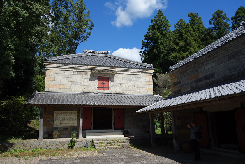 These stone storerooms have concrete skeletons and hold Mingei craft objects from around the world.