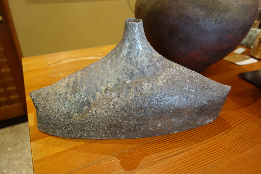 We bought this pot by Itou Humio, from Fukushima prefecture, at the Kanoya Gallery in Mashiko.