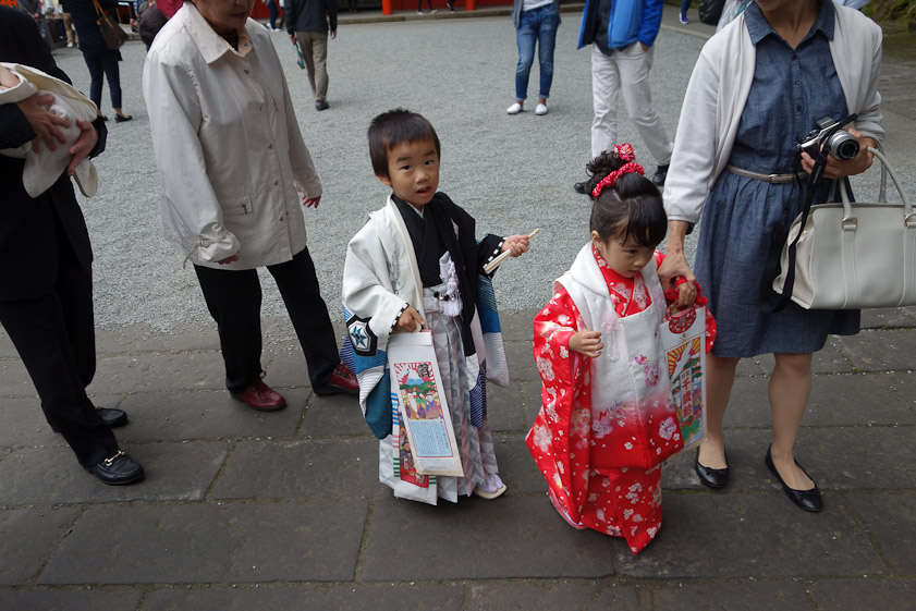 The big day to take your 3, 5, and 7 year old kids to the shrine is 15 November. Perhaps this was a rehearsal, since we were at Hakone shrine on 10 October.