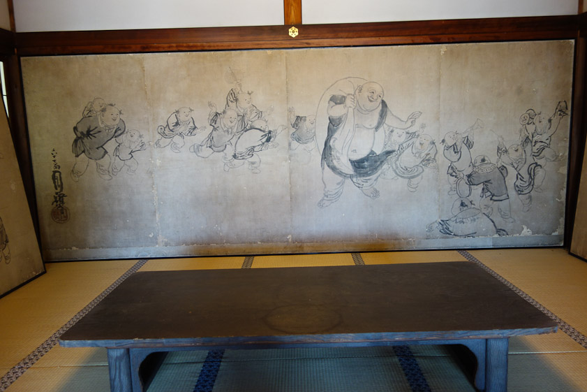 Cartoon-like screen at Chisaku-in