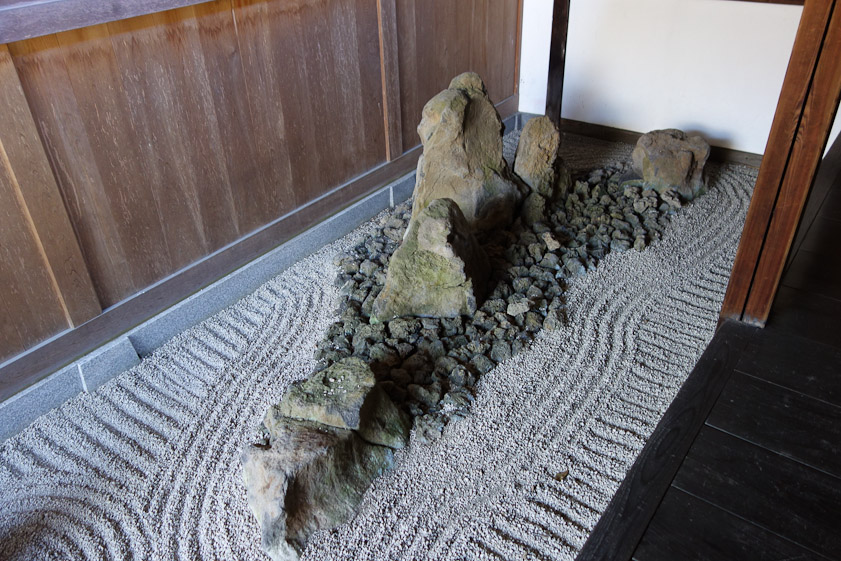 There are many beutiful little touches in Japan like this miniature  dry stone garden at Chisaku-in.